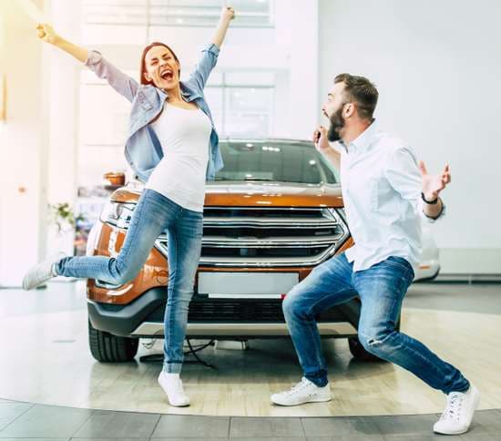 Casal comemorando venda